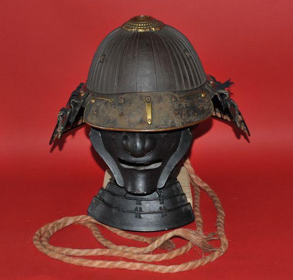 fot. Muzeum im. Jacka Malczewskiego w Radomiu; 1. Hełm samurajki kabuto, Japonia, XVIII w. 2. Włóczn