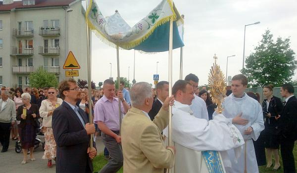 Na zdjęciu procesja w parafii pw. Św. Piotra na Gołębiowie II. Poniżej znajdziecie też fotografie z 