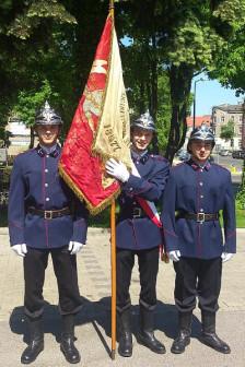 Młodzi ochotnicy w historycznych mundurach radomskich strażaków