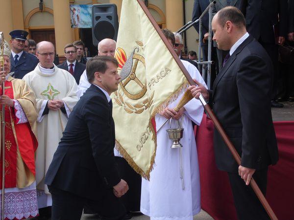 Wojciech Bernat przyjmuje sztandar szkoły od prezydenta Andrzeja Kosztowniaka, podczas majowej urocz