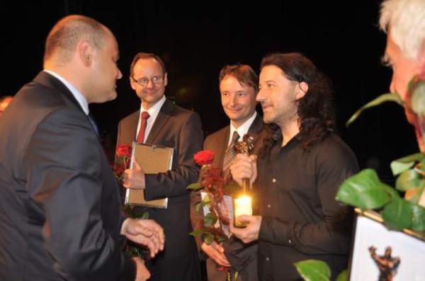 Wojtek Owczarek odbiera gratulacje od prezydenta Andrzeja Kosztowniaka 