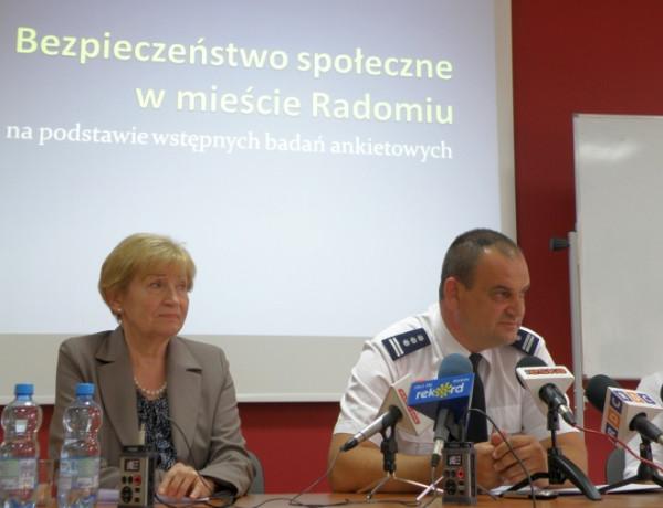 od lewej: Maria Pierzchalska - rektor WSNSiT, Karol Szwalbe - komendant KMP w Radomiu