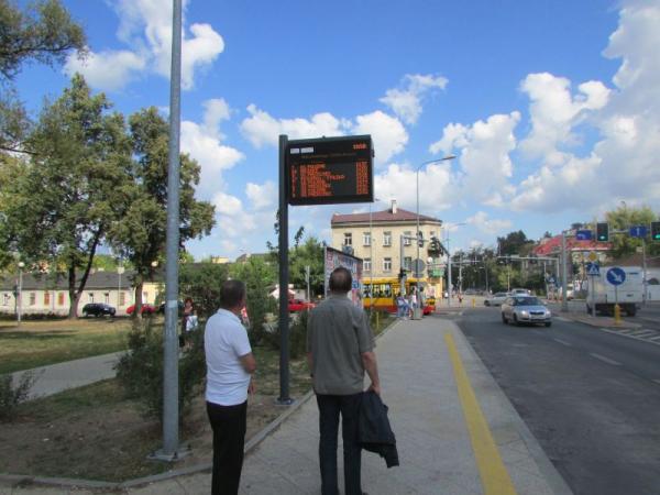 Pierwsza w Radomiu elektroniczna tablica przystankowa. Foto: mbas