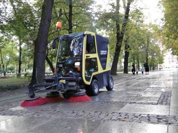 W środę najmniejsza zamiatarka Zakładu Usług Komunalnych sprzątała główny miejski deptak i aleję imi