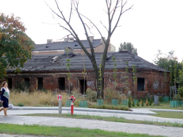 Rudera na działce przy zbiegu ulic Koszarowej i Wernera; foto: M.G.