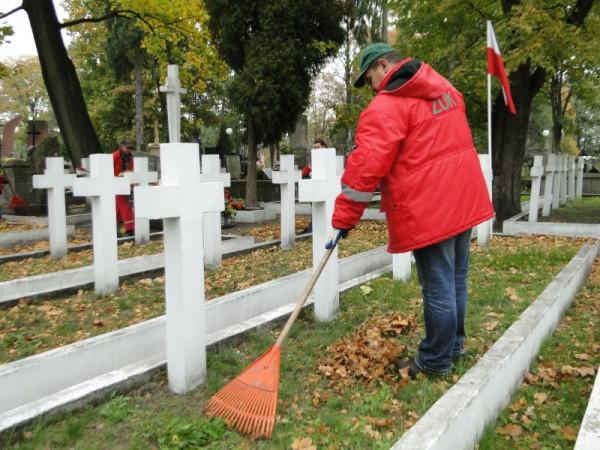 W tym tygodniu pracownicy ZUK sprzątają mogiły i pomniki upamiętniające pomordowanych żołnierzy na t