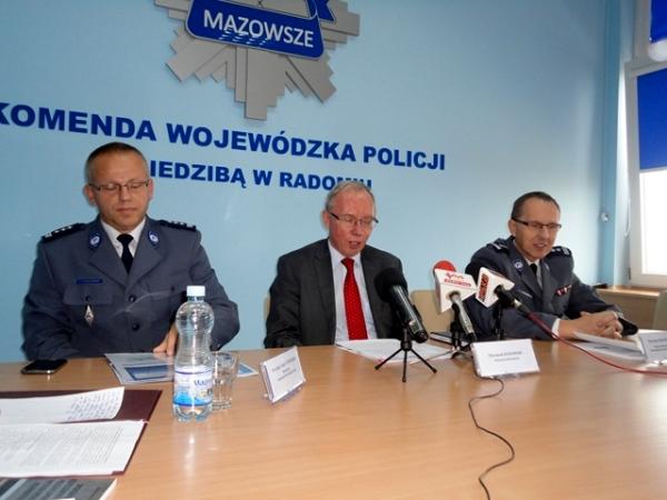 Od lewej: Cezary Popławski - mazowiecki komendant wojewódzki policji, Jacek Kozłowski - wojewoda maz