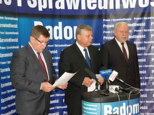 Od lewej: poseł Zbigniew Kuźmiuk, poseł Marek Suski, poseł Dariusz Bąk