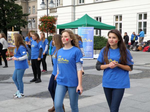 Wolontariusze Arki podczas happeningu na deptaku