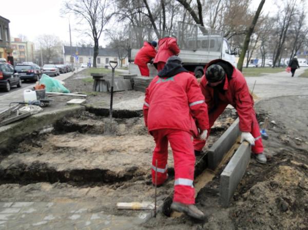 W czwartek (16 stycznia) pracownicy ZUK rozpoczęli przebudowę zniszczonych schodów przy ulicy Koszar