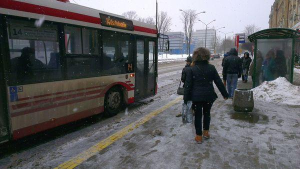 Fot. 1-2. W ramach projektu wyremontujemy zatokę przystankową wraz z chodnikiem na Poniatowskiego pr