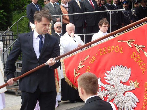 Wojciech Bernat podczas uroczystości nadania ZSS sztandaru w maju 2013 r.