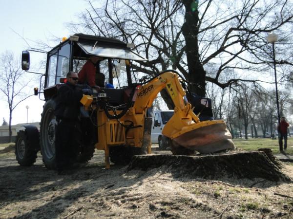 Testowane urządzenie jest doczepiane do ciągnika
i napędzane jego mocą. Foto: ZUK Radom