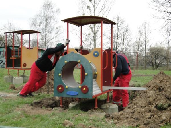 Pracownicy ZUK budują spory plac zabaw dla dzieci na terenie pomiędzy gminnym żłobkiem a przedszkole