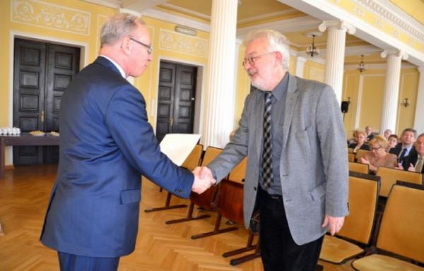 Wojewoda Jacek Kozłowski wręcza powołanie prof. dr. hab. n. med. Andrzejowi Kaweckiemu, konsultantow