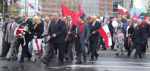 Na fotografiach: radomski pochód w czasach PRL i trzy lata temu. 