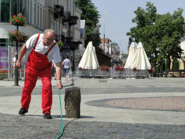 W poniedziałek pracownicy ZUK ustawili i podłączyli do wody zraszacze na głównym deptaku miejskim; f