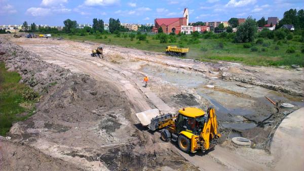  Widok na zarys przyszłych jezdni nowego przedłużenia ulicy Młodzianowskiej, fot. MZDiK