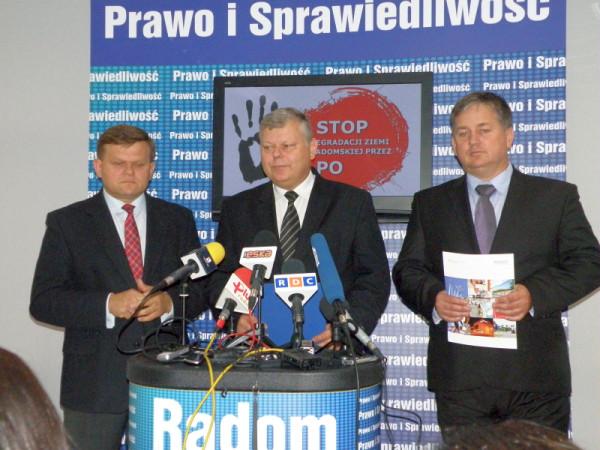 Od lewej: senator Wojciech Skurkiewicz, poseł Marek Suski i przewodniczący Rady Miejskiej Dariusz Wó