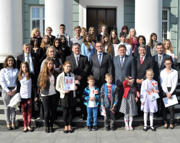 Stypendyści z oficjelami przed budynkiem Rady Miejskiej. Foto: Radom.pl