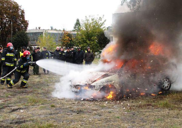 Płonące auto - ćwiczenia radomskich strażaków