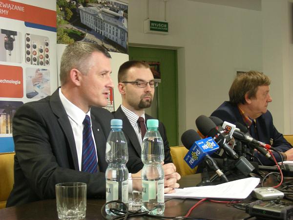 Od lewej: wiceprezydent Rafał Rajkowski, dyrektor kancelarii prezydenta Mateusz Tyczyński, prezes Wo