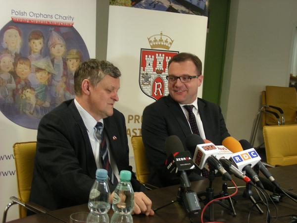 Od lewej: pełnomocnik fundacji Polish Orphans Charity w Polsce Krzysztof Gajewski, prezydent Radomia