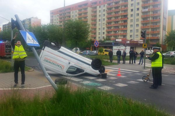 Peugeot dachował po uderzeniu w sygnalizator