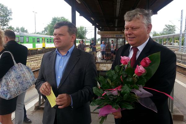 Kwiaty przeznaczone dla premier parlamentarzyści PiS wręczyli jednej z dziennikarek