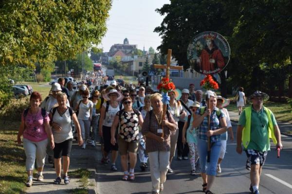 Pielgrzymi na pierwszych kilometrach wędrówki. Foto: radomplus.com.pl