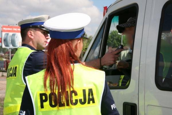 Policjanci kontrolują stan trzeźwości kierowcy busa