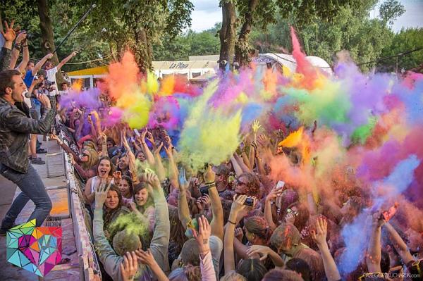 Festiwal Kolorów w Warszawie 2015. Foto: Grzegorz Kucharski. Źródło: Facebook/Festiwal Kolorów