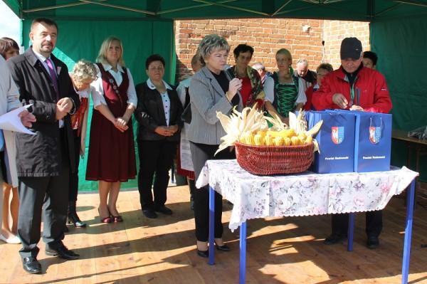 Mirosław Ślifirczyk (pierwszy z lewej), przewodnicząca Rady Powiatu Teresa Bartosiewicz (przy mikrof