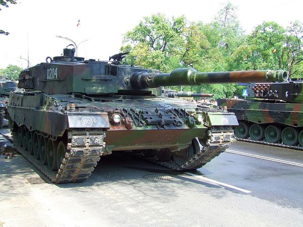 Leopard 2A4 z 10 BKPanc na defiladzie w Warszawie (2007). Foto: Wikipedia