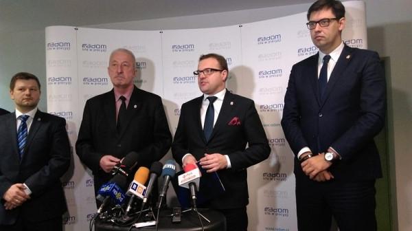 Od lewej: wiceprezydent Jerzy Zawodnik, wiceprezydent Karol Semik, prezydent Radosław Witkowski oraz