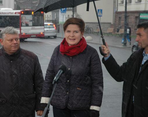 Beata Szydło przed dworcem w Radomiu podczas kampanii przed ostatnimi wyborami parlamentarnymi