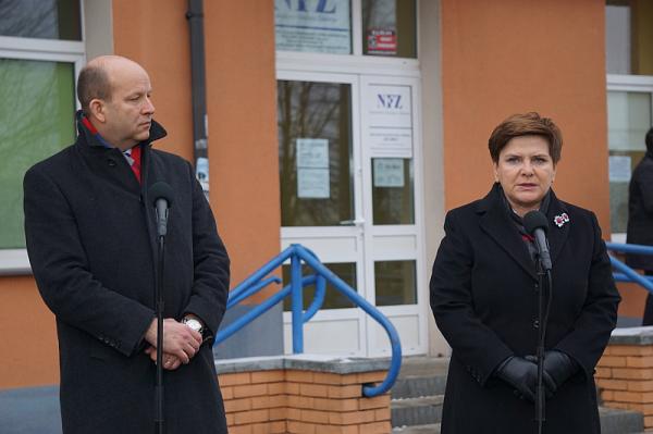 Od lewej: minister zdrowia Konstanty Radziwiłł oraz premier Beata Szydło w Radomiu