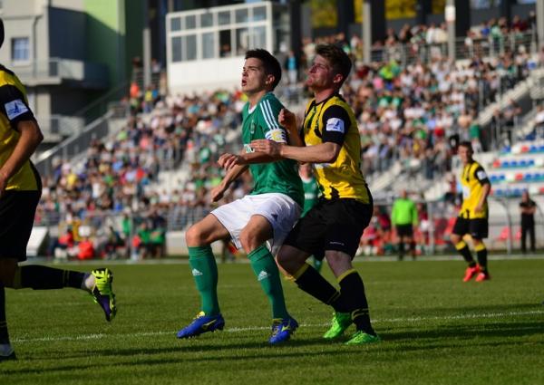 Kamil Kościelny w walce z Maciejem Świdzikowskim podczas meczu Radomiak - Siarka (4:0) na jesień. Fo