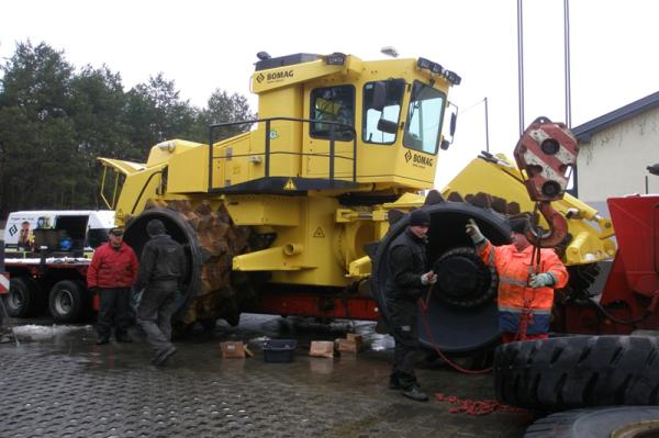 Po przetransportowaniu do Radomia do kompaktora zostały zamontowane specjalnie okołkowane, stalowe k