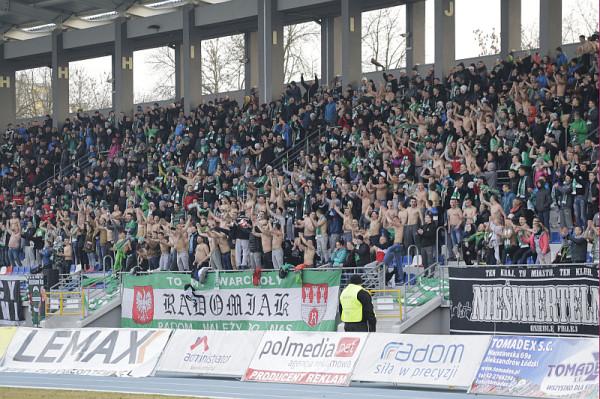 Kibice Radomiaka cieszą się z gola Krystiana Putona w 89. minucie meczu z Rakowem. Na zdjęciach poni