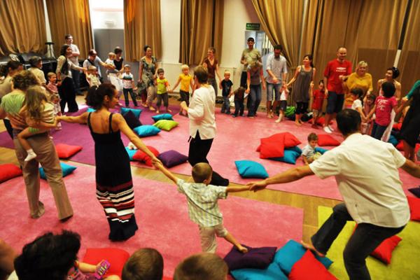 Tak Smykofonia zabawia dzieci na swoich koncertach. Foto: smykofonia.pl