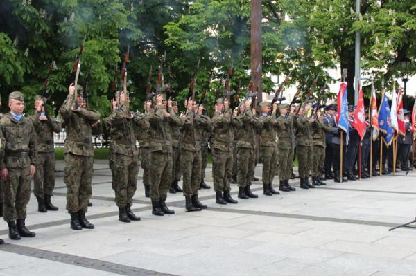 Wojsko podczas salwy honorowej