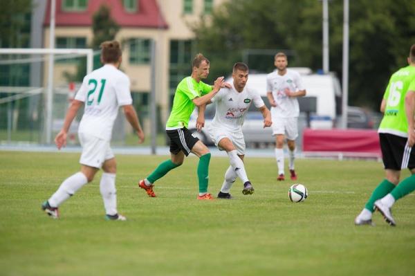 Z piłką Szymon Stanisławski, który w wygranym 4:0 meczu ze Stalą zdobył dwie bramki. Foto: Radomiak.