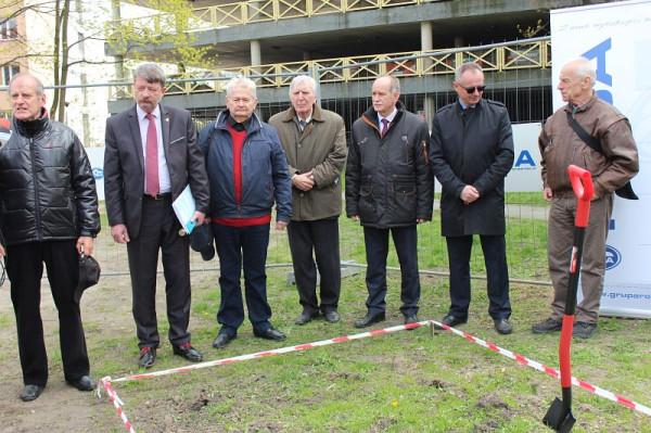 Budowa pomnika oficjalnie rozpoczęła się 21 kwietnia