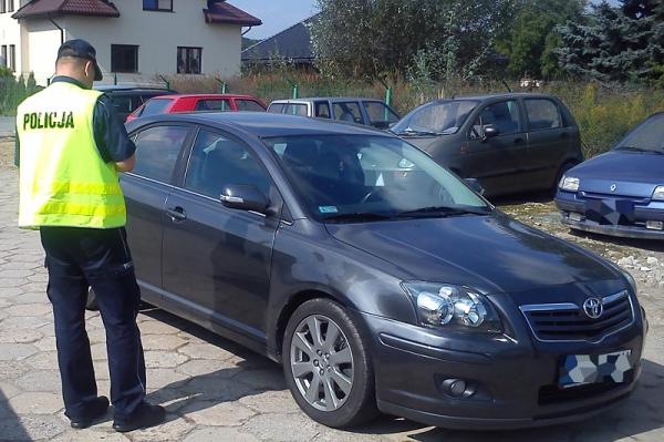 Na zdjęciu odzyskana toyota