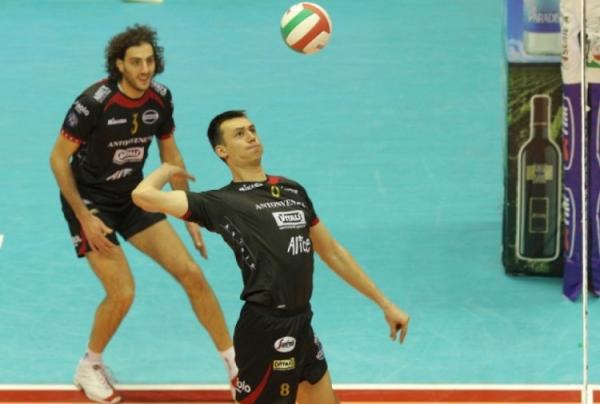 Emanuel Kohút (w ataku). Foto: worldofvolley.com