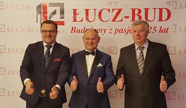 W środku prezes Łucz-Budu - Marek Puternicki. Z lewej prezydent Radosław Witkowski, z prawej Kazimie