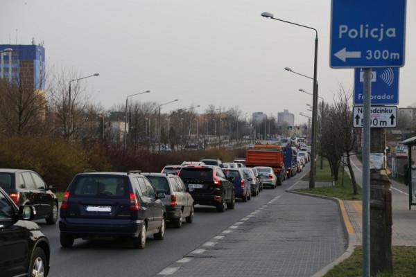 Ulica Chrobrego, jedno z miejsc prowadzących do centrum Radomia, gdzie często tworzą się korki, a sa