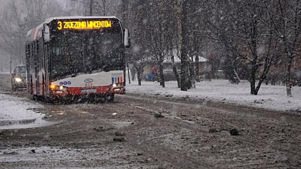 Śnieg szybko topnieje i tworzy się breja. Gdy chwyci mróz, zrobi się ślisko...