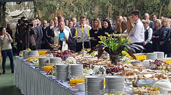 Biskup Henryk Tomasik poświęcił przygotowane potrawy 